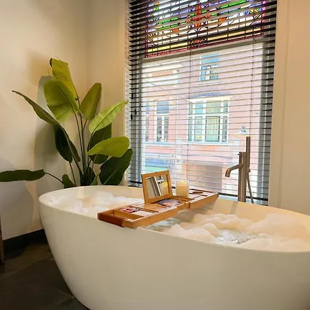 Xxl Loft With Bath Located Stadsvilla アパート ティルブルグ